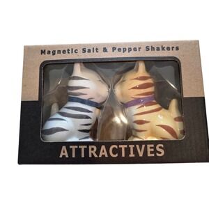 NIB Cat Lover Magnetic Kissing Cats Salt And Pepper Set